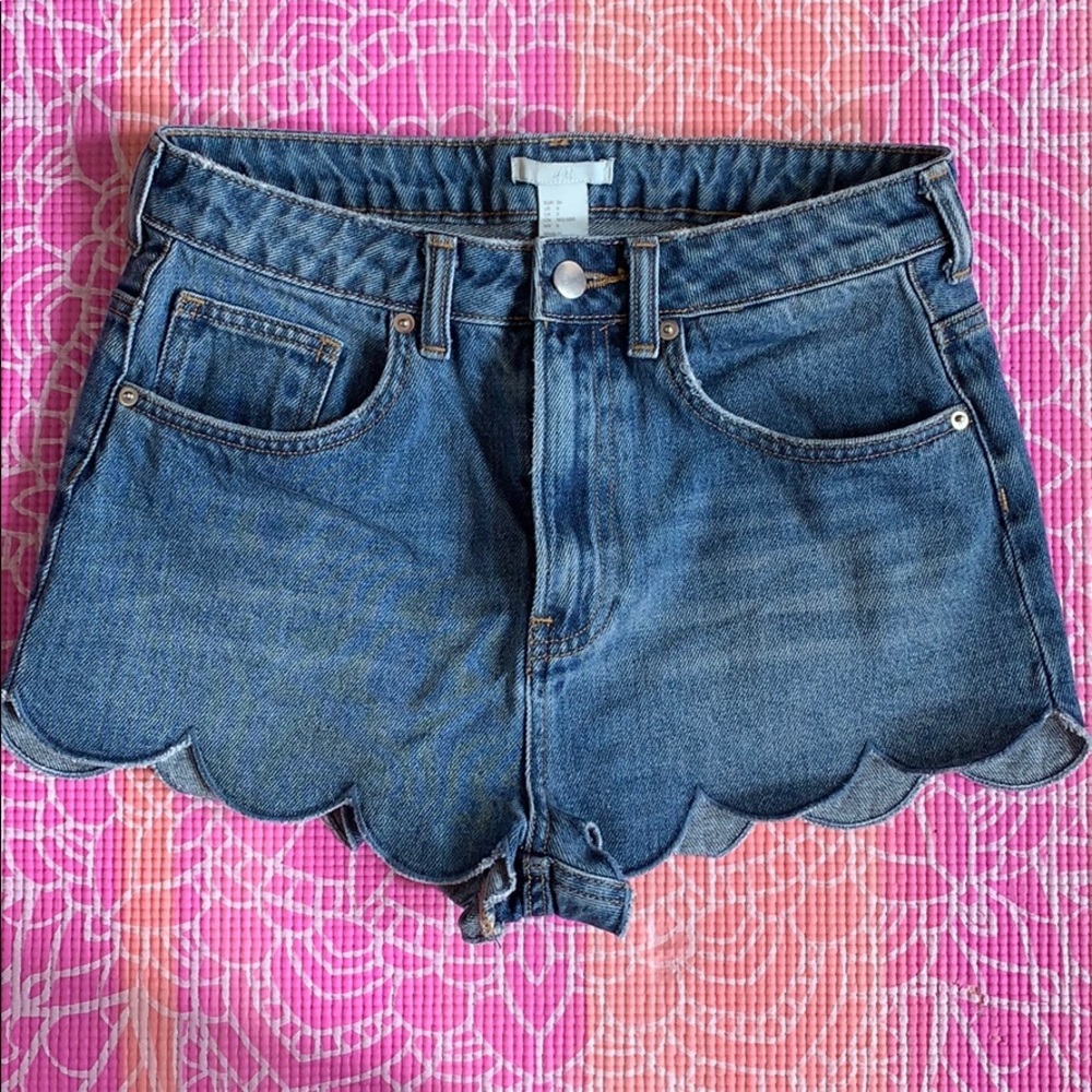 High scallop jean shorts! Like new H&M size 6